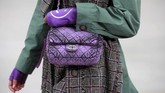 Beberapa koleksi juga dibuat dengan inspirasi dari Chanel tahun-tahun 80-an. (REUTERS/Gonzalo Fuentes)