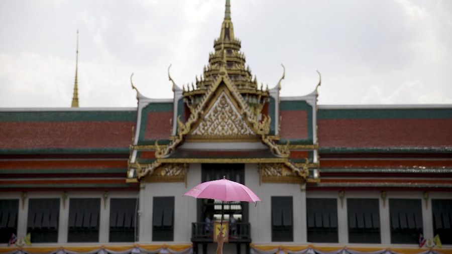 Setelah ritual acara pengiringan selesai, kali ini waktunya Raja Thailand menyapa masyarakat.