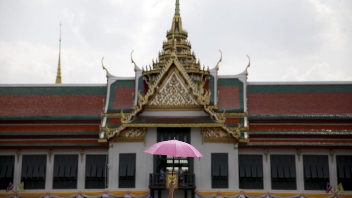 Persiapan Raja Thailand untuk menyapa masyarakat. (REUTERS/Navesh Chitrakar)