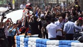 Pebalap Repsol Honda Marc Marquez merayakan kemenangan di MotoGP Spanyol 2019 bersama pendukung di Sirkuit Jerez-Angel Nieto. (GABRIEL BOUYS / AFP)