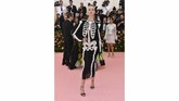 Caroline Trentini, supermodel asal Brasil, mungkin mengira kemarin adalah pesta Halloween. Pasalnya, ia mengenakan busana dengan detail payet perak yang membentuk tulang. (Photo by Charles Sykes/Invision/AP)