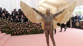 Billy Porter membuat karpet merah Met Gala 2019 hening mendadak. Dia tampil bak Dewa Matahari dengan catsuit berhias berlian dilengkapi sayap dan headpiece emas 24 karat karya The Blonds. (REUTERS/Mario Anzuoni)