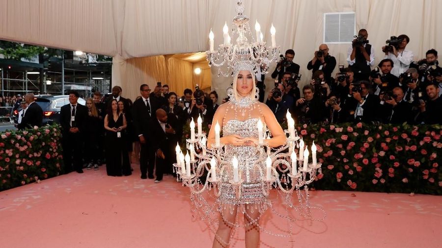 Met Gala, acara charity tahunan yang diselenggarakan di Metropolitan Museum of Art, New York ini bertemakan Camp: Notes on Fashion.