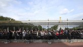 Masyarakat berharap Ratu Elizabeth II akan muncul untuk sekadar menyapa para penggemar yang suka cita akan kelahiran cicit Sri Ratu. (Yui Mok/Pool via REUTERS)