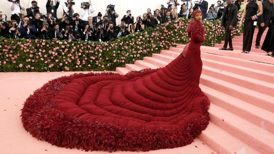 Met Gala, acara charity tahunan yang diselenggarakan di Metropolitan Museum of Art, New York ini bertemakan Camp: Notes on Fashion.