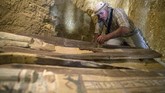 Kuburan kuno itu terdapat berbagai tulisan di dinding, sarkofagus kayu yang dilukis dengan rumit, dan patung-patung hewan dan manusia (MAHMOUD KHALED / AFP)