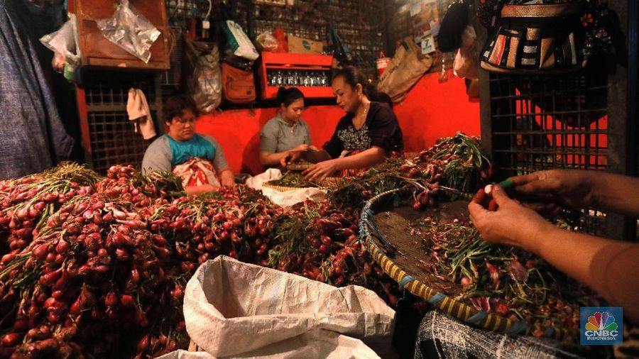 Mengantisipasi lonjakan pangan di bulan Ramadan, Kemendag menyatakan terus mengawasi dan mengandalkan operasi pasar untuk menstabilkan harga.