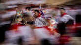 Mereka adalah orang-orang yang dipilih mewakili rombongan dalam pesta tahunan Los Caballos del Vino, atau Running of the Wine Horses. (AP Photo/Bernat Armangue)
