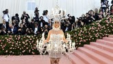 Entah apa yang terbayang dalam benak penyanyi Katy Perry. Ia mengenakan kostum tempat lilin alias chandelier. Melenceng dari tema dan terlihat aneh. (Photo by Charles Sykes/Invision/AP)