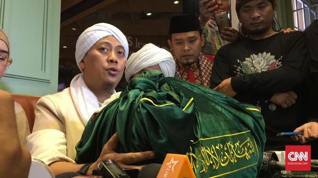 Opick Terima Rambut  Nabi  Muhammad  dari Ulama Turki