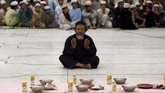 Umat Muslim di dunia mulai menjalankan ibadah puasa selama bulan Ramadan 1440. Beragam kehangatan mewarnai momen berbuka puasa. (REUTERS/Fayaz Aziz)