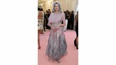 Lucy Boynton berjalan di karpet merah Met Gala 2019 bak seorang peri. Bintang Bohemian Rhapsody ini tampil dengan gaun merah muda berlipit dengan rok bulu berhiaskan berlian di antaranya. (REUTERS/Mario Anzuoni)