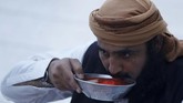 Seorang pria di Peshawar, Pakistan, meneguk semangkuk sirup saat berbuka puasa pada Senin (6/5). Selama berpuasa, umat muslim diwajibkan untuk menahan lapar dan hawa nafsu. (REUTERS/Fayaz Aziz)