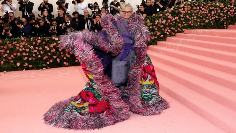 Met Gala, acara charity tahunan yang diselenggarakan di Metropolitan Museum of Art, New York ini bertemakan Camp: Notes on Fashion.