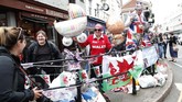 Kawasan Kastel Windsor dekat tempat tinggal Meghan Markle dan Pangeran Harry pun kebanjiran pengunjung yang ingin mengucapkan selamat dan mengirimkan doa untuk ibu dan anaknya. (AP Photo/Alastair Grant)