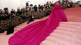Lady Gaga mengambil perhatian publik dengan multiple outfit karya Brandon Maxwell. Dia melepas setiap gaunnya dimulai dari gaun fuchsia bervolume berat, gaun strapless hitam, gaun slip merah muda menyala, dan berujung pada lingerie hitam. (REUTERS/Andrew Kelly)