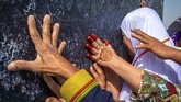 Tugu Jabal Rahmah, yang dibangun untuk menandai tempat mereka bertemu, sekarang justru menjadi semacam tempat pemujaan di masa kini.