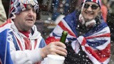 Sedangkan beberapa warga lainnya, merayakan kehadian pewaris takhta urutan ke-tujuh tersebut dengan sedikit alkohol. (Dominic Lipinski/PA via AP)