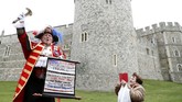 Setelah ditunggu sekian lama, Meghan Markle akhirnya melahirkan pada Senin (6/5) pagi waktu Inggris. Kabarnya pun menyebar di seluruh penjuru. (AP Photo/Alastair Grant)