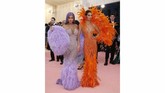 Kali ini, Kendall dan Kylie Jenner tampil 'kembar'. Keduanya kompak mengenakan gaun berbulu terang yang terinspirasi oleh penyanyi Cher. Kendall mengenakan gaun berbulu oranye, sementara Kylie hadir dengan bulu-bulu lavendernya. (REUTERS/Mario Anzuoni)