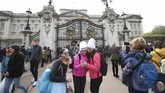 Para pendukung Kerajaan Inggris pun bersuka cita atas kedatang anak berjenis kelamin laki-laki itu. Mendadak, Istana Buckingham pun kedatangan turis yang ingin melihat pengumuman tersebut. (Yui Mok/PA via AP)