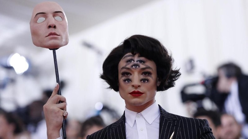 Met Gala, acara charity tahunan yang diselenggarakan di Metropolitan Museum of Art, New York ini bertemakan Camp: Notes on Fashion.