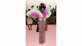 Lupita Nyong'o tak menghindari warna cerah. Dia hadir dengan gaun merah muda berlengan ruffle tebal dengan warna-warni neon buatan Versace. Tak cuma itu, Nyong'o juga menyematkan sejumlah sisir tipis pada rambut tebal dan keritingnya sebagai simbol kekuatan dan kemewahan rambut alami. (REUTERS/Andrew Kelly)