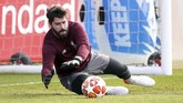 Kiper The Reds Alisson berlatih serius jelang melawan Barcelona. Kiper asal Brasil itu kebobolan tiga gol dari Blaugrana pada leg pertama semifinal Liga Champions 2018/2019. (Reuters/Carl Recine)