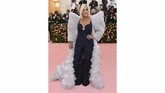 Klan Kardashian sepertinya konsisten tidak mengikuti tema Met Gala dari tahun ke tahun. Kris Jenner mengenakan jumpsuit hitam membosankan. Ia menyebut dirinya terinspirasi gaya David Bowie, tapi tak ada sisi berani dari tampilannya. (Photo by Charles Sykes/Invision/AP)
