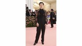 Mengambil tema 'Camp', Met Gala 2019 menginginkan tamu undangannya untuk mengenakan busana yang berani. Harry Styles bisa dibilang berani mengenakan jumpsuit dengan atasan menerawang dari Gucci. Namun, tampilan ini mirip seperti pramusaji perjamuan. (REUTERS/Mario Anzuoni)