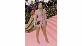 Ashley Graham tampil cukup mencolok dengan balutan blazer Gucci pink dan detail hijau neon. Perpaduan dengan legging warna kulit membuatnya seolah lupa mengenakan celana. (Photo by Charles Sykes/Invision/AP)