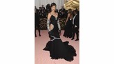 Model Bella Hadid menghadiri Met Gala tanpa ditemani sang kekasih, The Weeknd. Ia ditemani taburan permata pada gaun hitamnya. Potongan di pinggul terlihat cukup mengganggu dan menimbulkan asumsi ia tak mengenakan celana dalam. (Photo by Evan Agostini/Invision/AP)