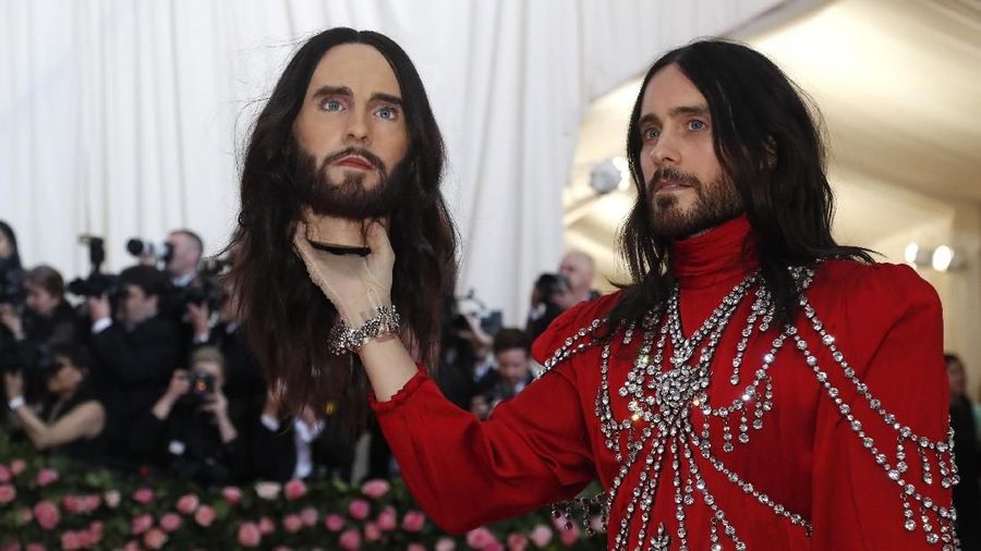 Met Gala, acara charity tahunan yang diselenggarakan di Metropolitan Museum of Art, New York ini bertemakan Camp: Notes on Fashion.