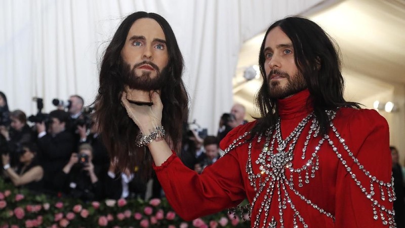 Met Gala, acara charity tahunan yang diselenggarakan di Metropolitan Museum of Art, New York ini bertemakan Camp: Notes on Fashion.