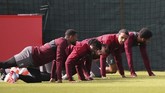 Skuat Liverpool di antaranya adalah Georginio Wijnaldum, Divock Origi, Xherdan Shaqiri, Joel Matip dan Joe Gomez melakukan pemanasan sesi latihan di Melwood, Senin (6/5). (Reuters/Carl Recine)