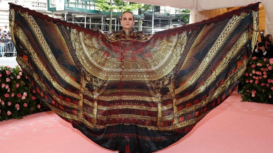 Met Gala, acara charity tahunan yang diselenggarakan di Metropolitan Museum of Art, New York ini bertemakan Camp: Notes on Fashion.