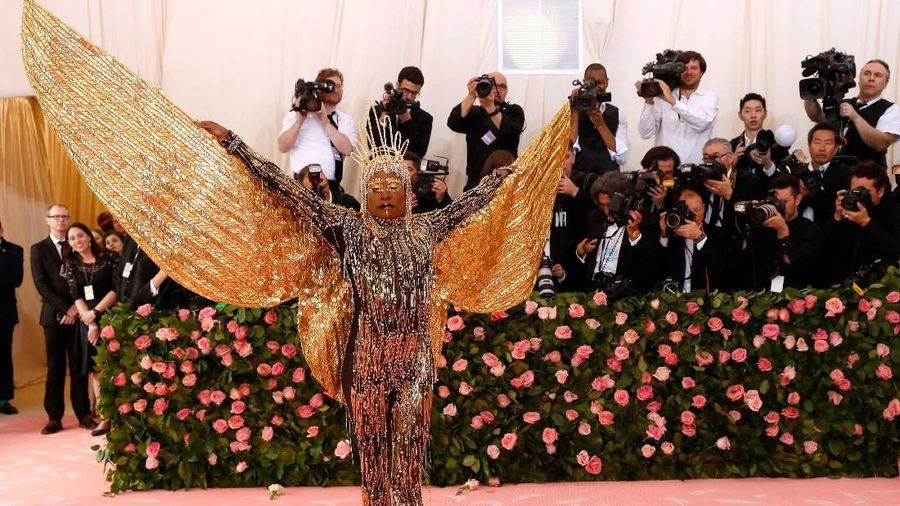 Met Gala, acara charity tahunan yang diselenggarakan di Metropolitan Museum of Art, New York ini bertemakan Camp: Notes on Fashion.