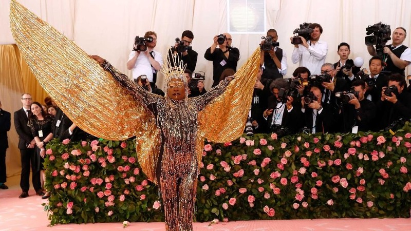 Met Gala, acara charity tahunan yang diselenggarakan di Metropolitan Museum of Art, New York ini bertemakan Camp: Notes on Fashion.