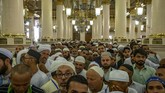Umat Islam antre saat ingin beribadah di area saf Raudhatun Jannah/Raudhah (Taman Surga) di Masjid Nabawi, Madinah, Arab Saudi, Senin (6/5/2019).