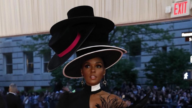 Met Gala, acara charity tahunan yang diselenggarakan di Metropolitan Museum of Art, New York ini bertemakan Camp: Notes on Fashion.