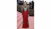 Saoirse Ronan tampil bak 'ibu naga' dengan nuansa magis. Bintang Lady Bird ini hadir dengan gaun berpayet merah dari Gucci dengan garis perak dan hijau di bagian dada, ditambah detail keemasan yang menghiasi sebagian gaun. (REUTERS/Mario Anzuoni)