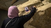 Peziarah meninggalkan foto kerabatnya di kawasan bukit Jabal Rahmah, Padang Arafah, Makkah Al Mukarramah, Arab Saudi.