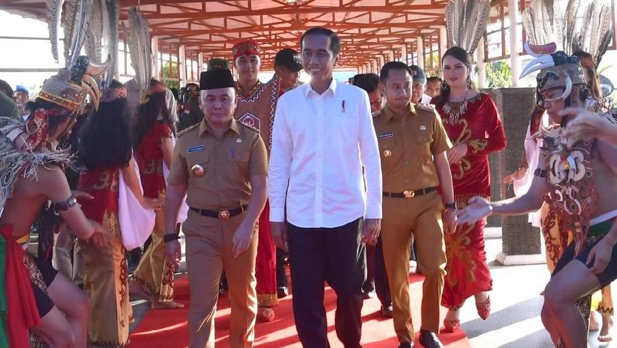 Jokowi telah tiba di Kota Palangkaraya, ibu kota Kalimantan Tengah untuk meninjau lokasi alternatif calon ibu kota baru.