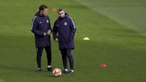 Pelatih Barcelona, Ernesto Valverde berdiskusi dengan asistennya untuk menerapkan strategi terbaik jelang melawan Liverpool. (Reuters/Lee Smith)