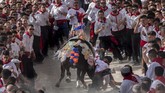 Beberapa orang di Spanyol harus bangun lebih pagi dari yang lainnya pada Kamis (2/5) lalu. Mereka akan bersiap untuk tanggal terpenting bagi penduduk Caravaca de la Cruz, Spanyol. (AP Photo/Bernat Armangue)