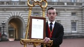 Pegawai Istana Buckingham pun memberikan pernyataan dan pengumuman resmi yang dipasang di halaman istana terkait kelahiran anak pertama Pangeran Harry tersebut. (Yui Mok/Pool via REUTERS)