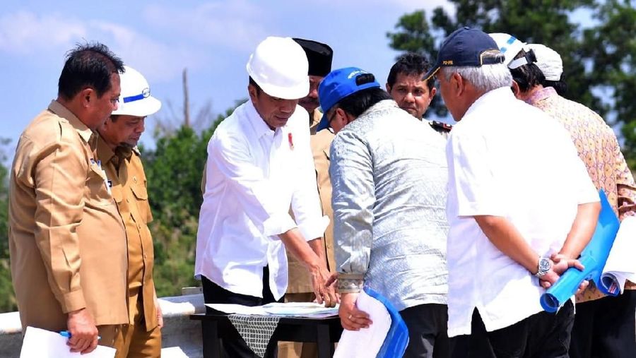 Jokowi menjelajahi kawasan Bukit Soeharto yang berlokasi di kawasan Taman Hutan Raya, Kecamatan Samboja, Kabupaten Kutai Kartanegara