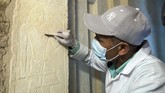 Salah satu kuburan yang tertua adalah kuburan keluarga dari batu kapur dari dinasti ke lima sekitar 2.400 tahun sebelum Masehi. (MAHMOUD KHALED / AFP)