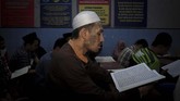 Sejumlah warga binaan membaca kitab suci Alquran saat kegiatan rohani di Rumah Tahanan (Rutan) Kelas II B, Salatiga, Jawa Tengah, Selasa (7/5). Kegiatan tersebut sebagai cara meningkatkan iman dan takwa warga binaan selama bulan Ramadan. (ANTARA FOTO/Aloysius Jarot Nugroho)