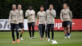 Sejumlah pemain Muslim Ajax Amsterdam, Noussair Mazraoui (kedua dari kanan), mengaku akan tetap berpuasa pada hari H pertandingan melawan Tottenham. (REUTERS/Piroschka Van De Wouw)